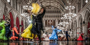 Walzer tanzende Paare in gotischem Festsaal